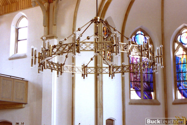 11_9109_brackwede_zentraler__kronleuchter_der_durch_einen_brand_1990_zerstorten_und__wieder_aufgebauten_neugotischen__kirche._architekt_war_fritz_k_wachtmann__der_leuchter_hat_96_brennstelllen