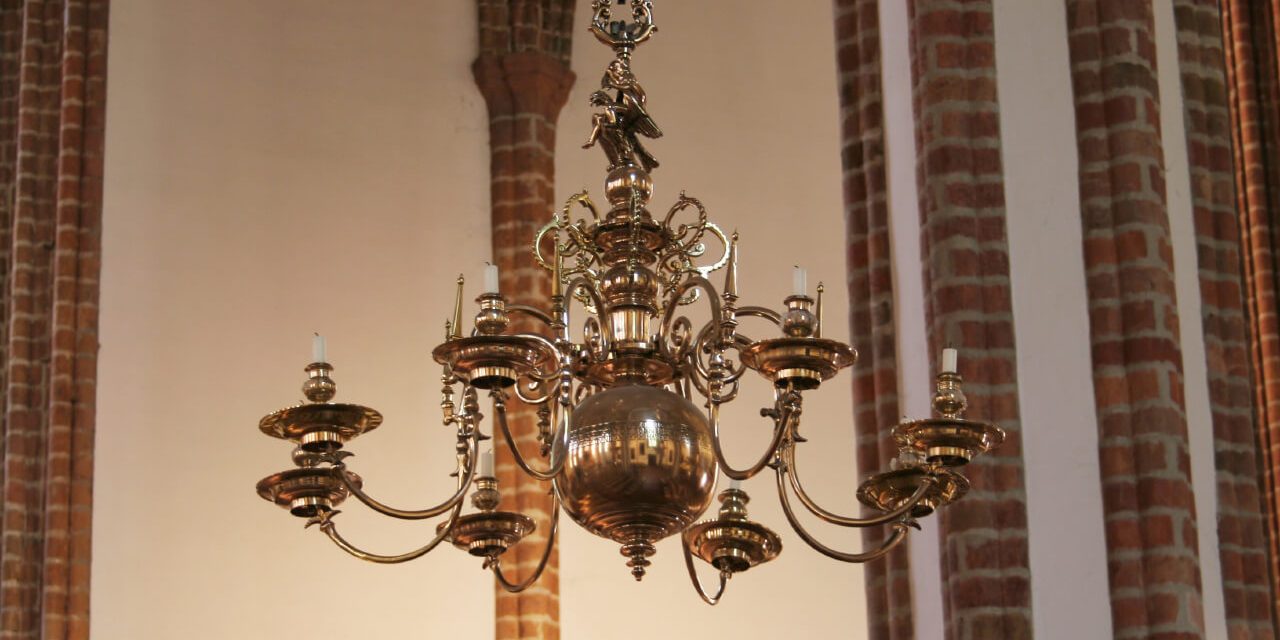 11__kirchengemeinde_spandau-_komplett_restaurierter_barockleuchter_1651_norddeutsch_8_arme_in_1_etage_h_ca._90_cm_d_ca._97_cm_bekrnung_zeus_auf_demadler_messingguss_hochglanz_po