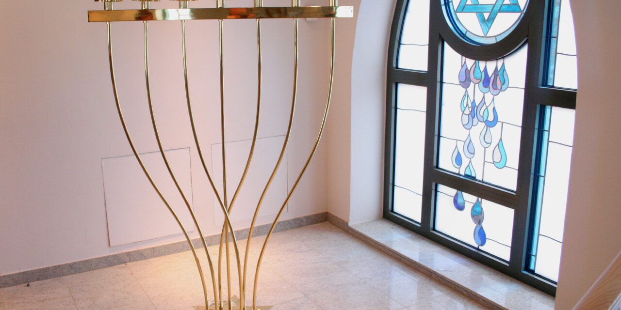 1_____menora-_herford_ca.180_cm_hoch_von_unten_aus_dem_davidstern_led-licht_oben_halogen_-oder_led-licht_messing_hochglanz_poliert