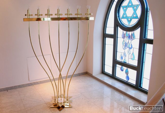 1_____menora-_herford_ca.180_cm_hoch_von_unten_aus_dem_davidstern_led-licht_oben_halogen_-oder_led-licht_messing_hochglanz_poliert