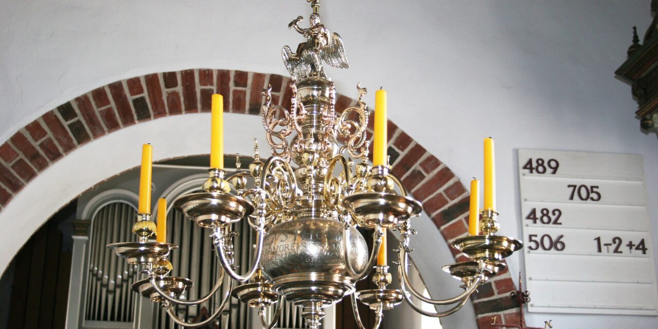 2_amrum_kirche_in_nebel-_restaurierung_von_2_barocken_kerzenkronleuchtern_aus_dem_17._jahrhundert_bekronungsfigur_zeus_auf_dem_adler