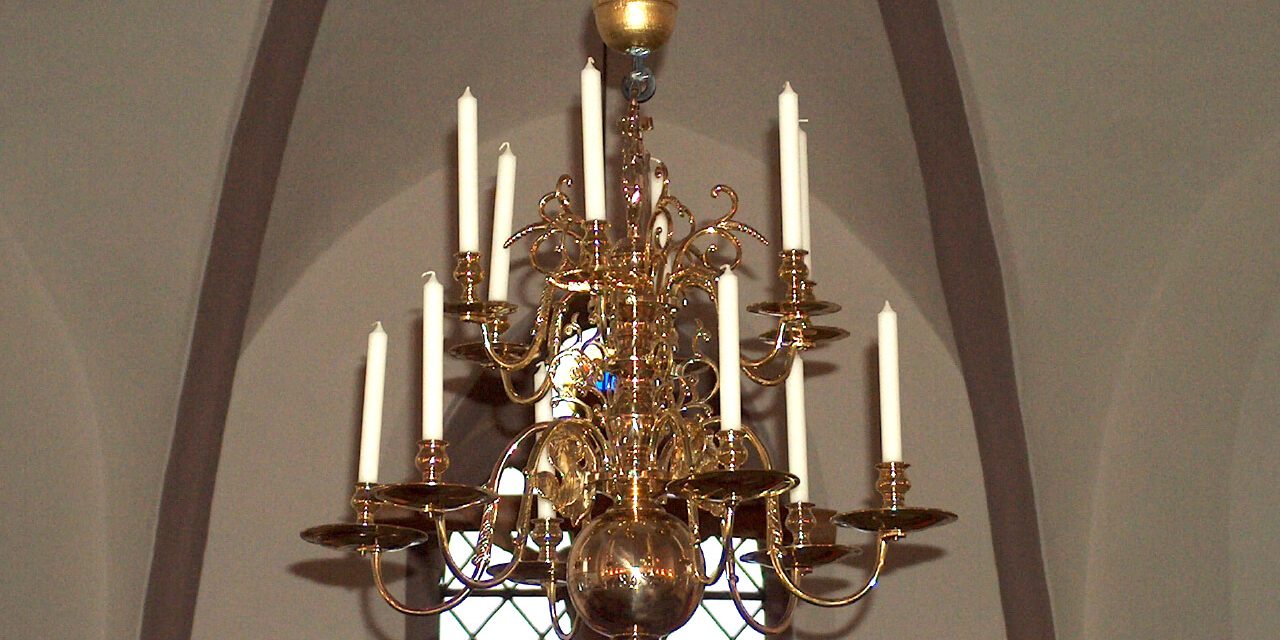 5__kirchengemeinde_sievershausen-_einer_von_3_komplett_restaurierten_kronleuchtern_ca._18._jahrhundert__messingguss_hochglanz_poliert