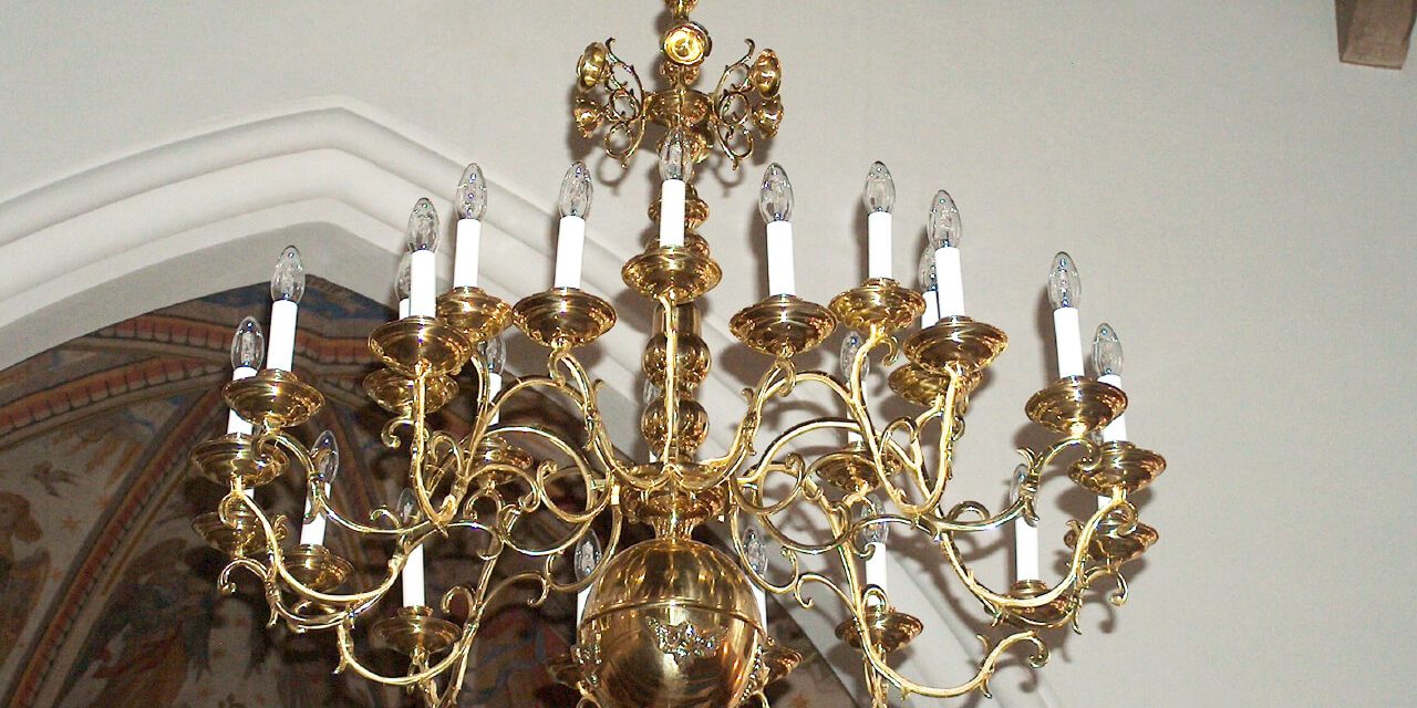 7_kirchengemeindevolmerdingsen-__leuchter_aus_der_zeit_des_historismus____________(ausgehendes_19._jahrhundert)_komplett_restauriert_messing_hochglanz_poliert