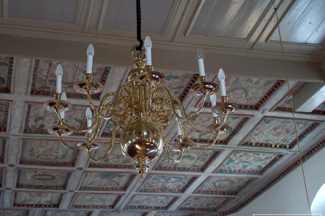 9_13_10-__flamischer_barockleuchter_10_arme_in_einem_kranz_d_=_ca._102_cm_h_=_ca._80_cm_messingguss_hochglanz_poliert