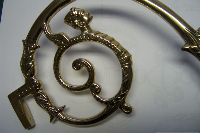 9_24_16-_norddeutscher_barockleuchter_armdetail_sehr_reich_verziert_messingguss_hochglanz_poliert