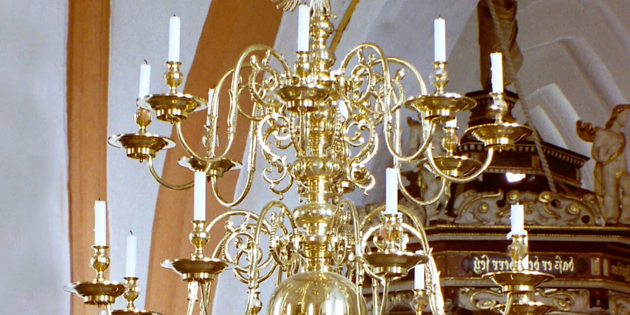 9_24_16-_norddeutscher_barockleuchter_sehr_reicher_zierrat_zierspangen_zwischen_den_armen__d=_ca._125___cm_h=_ca.112_cm_messingguss_hochglanz_poliert