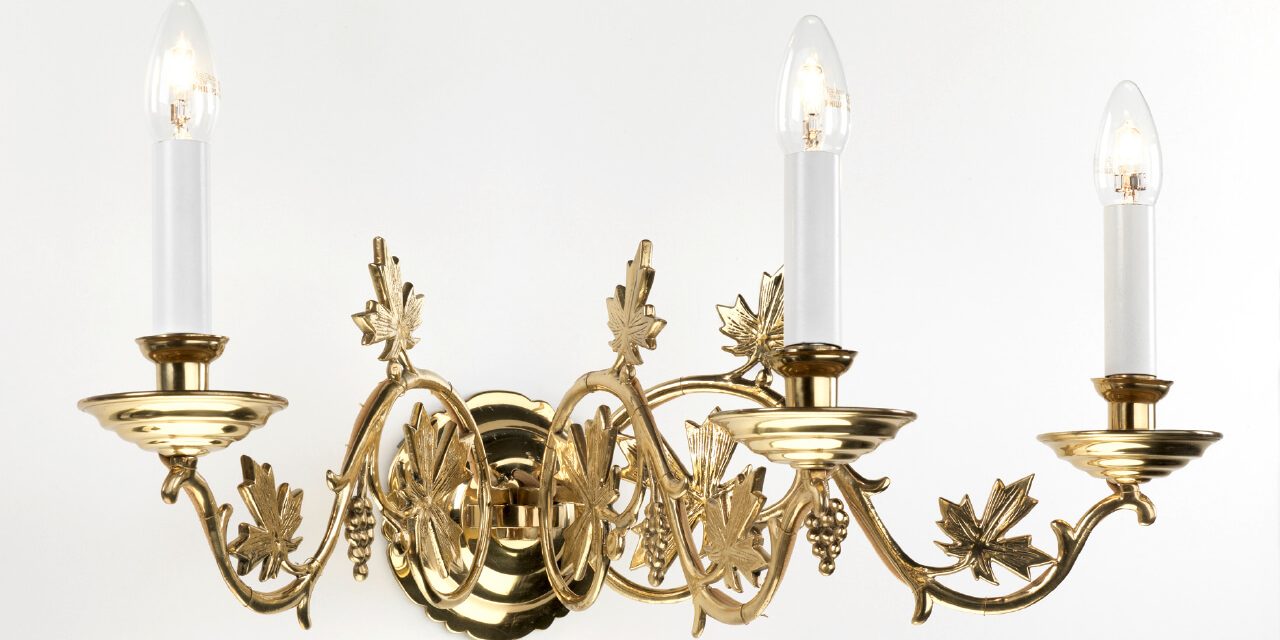 9_50_03-_historismus_wandleuchte_3_arme_reiche_armverzierungen_3_x_e14_h_ca._23_cm_b_ca._56_cm_a_ca._37_cm_messingguss_hochglanz_poliert