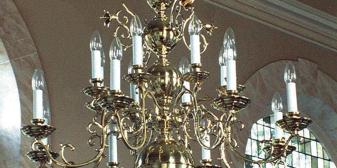 9_62_16_-_berliner_leuchter_historismus__d_ca.93_cm_h_ca._86cm_16_x_e14_arme_wie_bei_den_vorbildern_messingguss_mittelsaule_messing_gedruckt_hochglanz_poliert
