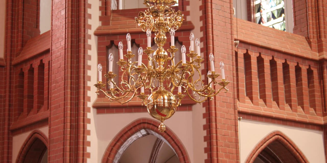 9_62_20_-_berliner_leuchter_historismus_d_ca._114cm_h_ca._111_cm_10_arne_20_brennstellen_arme_wie_bei_den_vorbildern_messingguss_mittelsaule_messing_gedruckt_hochglanz_poliert