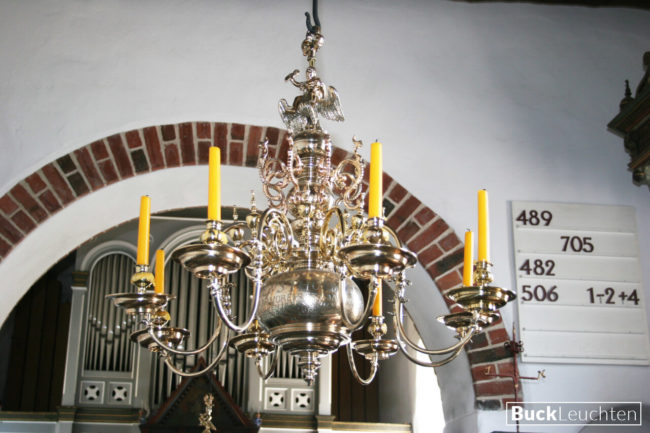 2_amrum_kirche_in_nebel-_restaurierung_von_2_barocken_kerzenkronleuchtern_aus_dem_17._jahrhundert_bekronungsfigur_zeus_auf_dem_adler